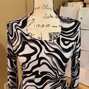 5/$25 - GRACE - Black and White Top - Size S